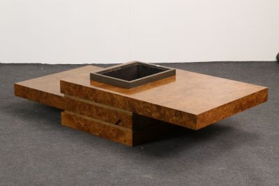 une table en bois sur laquelle est posé un bol carré