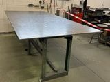 une table placée au milieu d'une pièce
