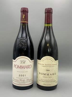 deux bouteilles de vin sont posées l'une à côté de l'autre sur une table