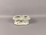 une image représentant une petite assiette blanche ornée d'un motif floral