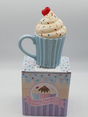 un cupcake en forme de cupcake posé sur une boîte