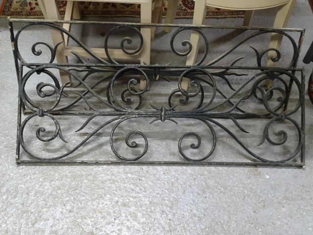 2 grilles en fer forgé 97 x 33 chacune