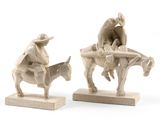 deux figurines représentant un homme à dos d'âne et un homme à cheval