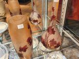 de nombreux vases exposés dans une vitrine