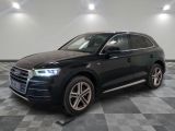 l'audi suv noir est garé sur un carrelage à carreaux