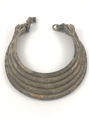 BEAU TORQUE en argent à décor ciselé de fleurs et de motifs …