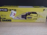 le carton d'un aspirateur filaire posé sur une table en bois