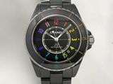 une montre noire avec des chiffres multicolores