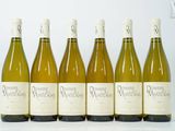 six bouteilles de vin sont alignées sur une surface blanche
