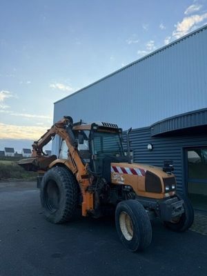 un tracteur garé devant un bâtiment