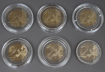 six types de pièces différents dans une vitrine posée sur une table