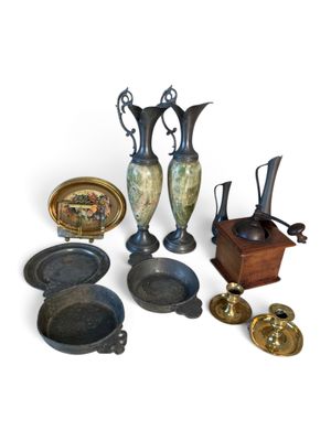 de nombreux types de vases et d'autres objets sur la table