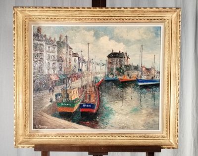 une photo d'un tableau posé sur un chevalet au bord de l'eau