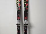 une paire de skis appuyée contre un mur dans une pièce