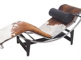 La chaise longue est en cuir de vache et dispose d'une assise en cuir noir