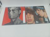 Deux CD des Rolling Stones sont posés sur une table blanche