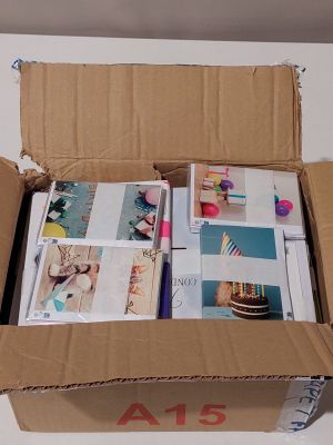 une boîte en carton contenant tout un tas de photos