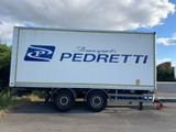 un camion garé sur le côté de la route