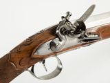 un gros plan d'un pistolet sur un fond blanc avec un fond blanc