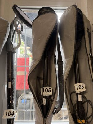 deux paires de chaussures exposées dans un magasin