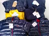 un tas de vêtements exposés dans un magasin