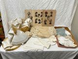 une table sur laquelle se trouvent de nombreux objets