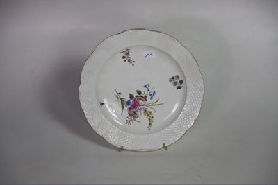une assiette blanche avec des fleurs sur une table