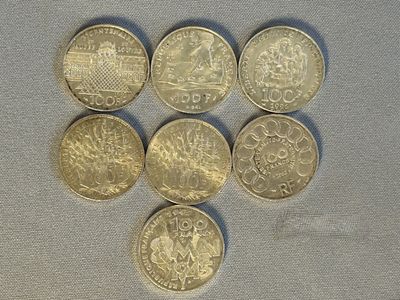 Six pièces britanniques différentes sont disposées en triangle sur une table.