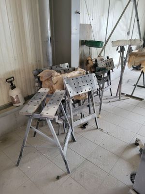 une pièce où se trouvent plusieurs chaises