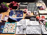 une table sur laquelle se trouvent de nombreux objets