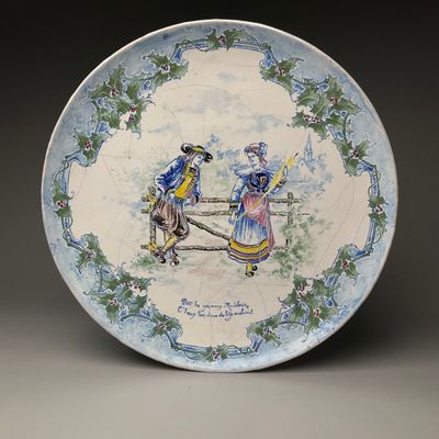 une assiette sur laquelle est représentée une image de deux personnes