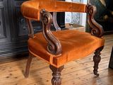 une chaise qui se trouve au milieu d'une pièce