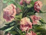 une peinture à l'huile représentant des fleurs roses dans un vase posé sur une table