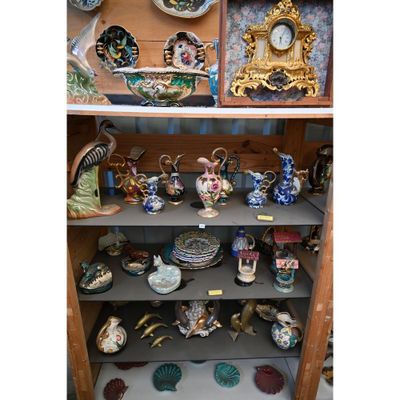 une étagère sur laquelle sont disposés de nombreux objets décoratifs