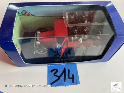 une boîte contenant un petit train, posée sur une table