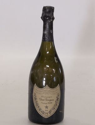 une bouteille de vin posée sur une table