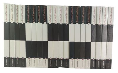 un coffret de douze livres aux couvertures en noir et blanc