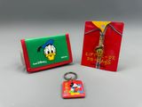 un porte-clés avec une image de Donald Duck dessus et un porte-clés avec une image de Donald Duck dessus