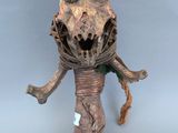 une statue représentant un homme dont la tête est en bois