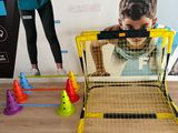 un petit garçon qui joue avec des jouets