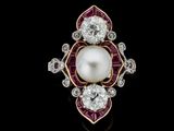 gros plan d'une bague en perles et diamants sur une surface noire
