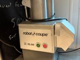 une machine posée sur un comptoir