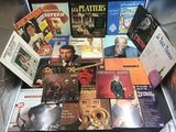 beaucoup de livres de musique dans une valise posée par terre