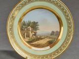 une assiette avec un tableau sur une table