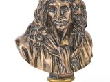 buste en bronze représentant un homme aux cheveux longs, posé sur un socle