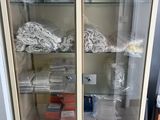 une vitrine qui contient de nombreux objets