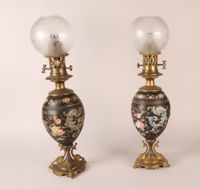 Paire de lampes à pétrole en porcelaine à décor de semis de … (photo 2)