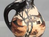 un vase en noir et blanc orné d'une peinture