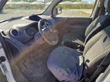 une voiture dans laquelle se trouve un sac sur la banquette arrière