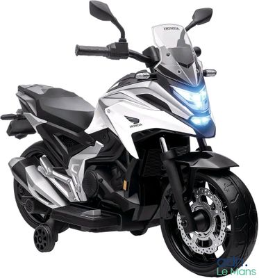 une moto noire et blanche garée sur un fond blanc